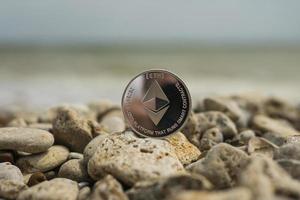 criptovaluta ethereum. valuta elettronica. spiaggia estiva. pietre di mare foto