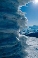 montagne innevate su uno sfondo di cielo blu foto