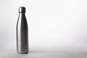 bottiglia d'acqua in metallo su sfondo bianco, pallone in acciaio inossidabile foto