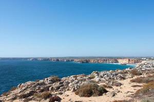 vista panoramica della costa a sagres, in portogallo. spiaggia e capo di san vincent in lontananza foto