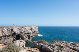 bella veduta aerea di capo saint vincent. faro tradizionale, mare calmo, giornata di sole. Portogallo foto