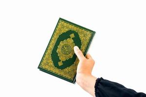 corano in mano libro sacro dei musulmani oggetto pubblico di tutti i musulmani foto