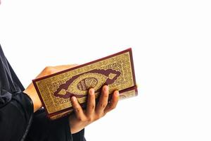 corano in mano libro sacro dei musulmani oggetto pubblico di tutti i musulmani corano in mano musulmani donna foto