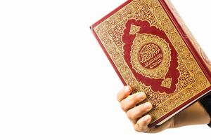 corano in mano libro sacro dei musulmani oggetto pubblico di tutti i musulmani corano in mano musulmani donna foto