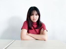 bella ragazza asiatica è pazza e arrabbiata con le braccia conserte isolate su sfondo bianco. foto
