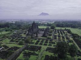 veduta aerea del bellissimo paesaggio complesso del tempio di Prambanan a Yogyakarta, in Indonesia foto