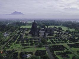 veduta aerea del bellissimo paesaggio complesso del tempio di Prambanan a Yogyakarta, in Indonesia foto