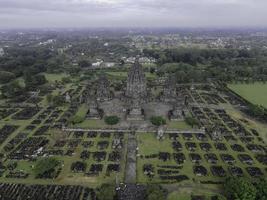 veduta aerea del bellissimo paesaggio complesso del tempio di Prambanan a Yogyakarta, in Indonesia foto