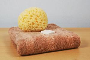 asciugamano spugna e sapone - accessori da bagno per la cura del corpo e l'igiene personale foto