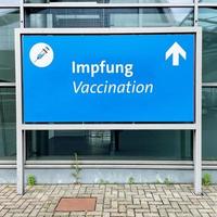 segno di vaccinazione bilingue in tedesco e inglese foto