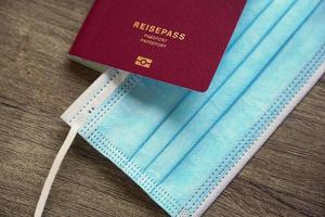 passaporto tedesco reisepass e maschera medica - viaggio durante la pandemia di corona covid foto