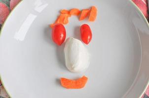 pomodori, carote e mozzarella in un piatto foto