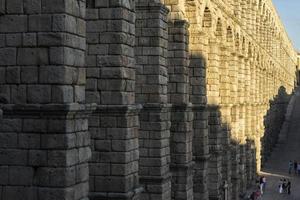 vista del famoso acquedotto di segovia con bella ombra foto