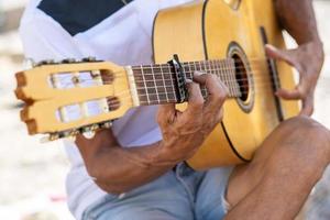 musicista di flamenco che suona la chitarra spagnola a granada.. foto