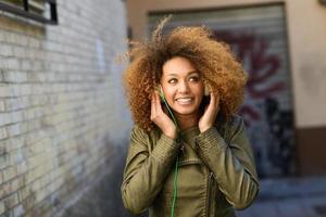 giovane ragazza nera attraente in fondo urbano foto