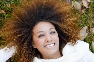 giovane ragazza afroamericana con acconciatura afro e occhi verdi foto