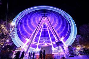 ruota panoramica di notte alla fiera di granada. foto