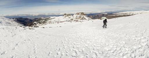 uomo che fa sci di fondo in sierra nevada foto