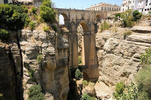 nuovo ponte a ronda, uno dei famosi borghi bianchi foto