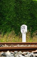 segnale di pietra nella linea ferroviaria. immagine verticale. foto