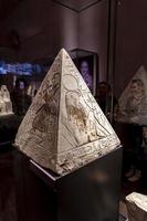 torino, italia, 2015 - pyramidion di ramose dal museo egizio di torino, italia. il museo ospita una delle più grandi collezioni di antichità egizie con oltre 30.000 reperti. foto