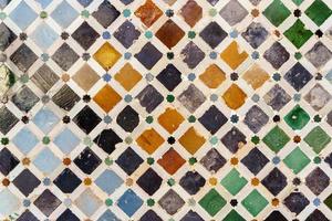 pareti in ceramica nell'alhambra di granada. foto