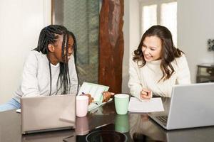 donne multirazziali che lavorano insieme da casa foto