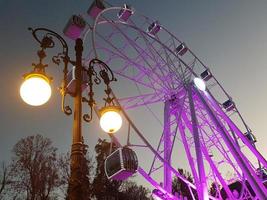 la grande ruota di granada si illuminava di notte foto