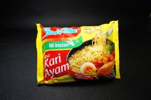 tangerang, indonesia 5 marzo 2022 indomie, spaghetti istantanei fritti, bollito, piccante, il cibo preferito dell'indonesia, pronto per foto