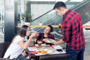 uomo che dà piatto con snack di birra foto