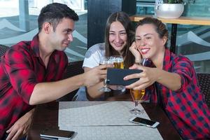 amici con birra che si fanno selfie foto