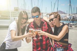 amici che sbattono la birra foto