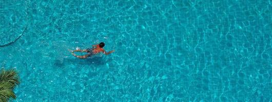 immagini di vista aerea della piscina in una giornata di sole. foto