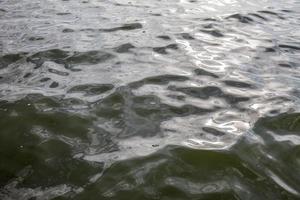 l'effetto delle onde d'acqua del fiume foto