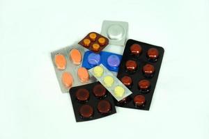 pillole vitaminiche colorate, capsule e fiale di medicinali foto