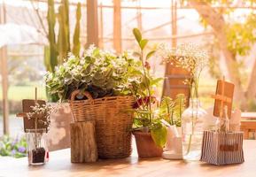 tavola decorata con vasi di fiori, sfondo con luce solare, stile vintage foto