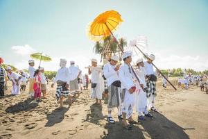 sanur, bali, indonesia, 2015 - melasti è una cerimonia e un rituale di purificazione balinese indù foto