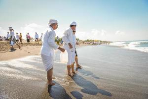 sanur, bali, indonesia, 2015 - melasti è una cerimonia e un rituale di purificazione balinese indù foto