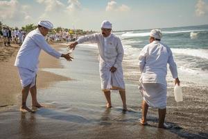 sanur, bali, indonesia, 2015 - melasti è una cerimonia e un rituale di purificazione balinese indù foto