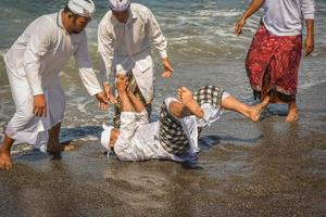 sanur, bali, indonesia, 2015 - melasti è una cerimonia e un rituale di purificazione balinese indù foto