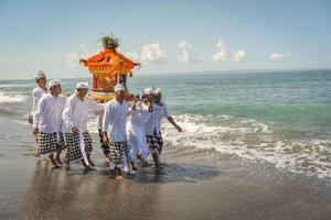 sanur, bali, indonesia, 2015 - melasti è una cerimonia e un rituale di purificazione balinese indù foto