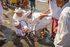 sanur, bali, indonesia, 2015 - melasti è una cerimonia e un rituale di purificazione balinese indù foto