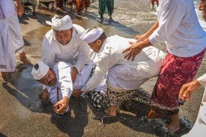 sanur, bali, indonesia, 2015 - melasti è una cerimonia e un rituale di purificazione balinese indù foto