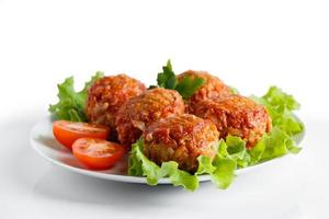 polpette di carne in salsa di pomodoro isolate su uno sfondo bianco. foto