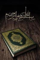 bismillah significa nel nome di allah arte araba con corano libro sacro dei musulmani oggetto pubblico di tutti i musulmani. foto