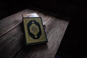 Corano libro sacro dei musulmani oggetto pubblico di tutti i musulmani natura morta foto