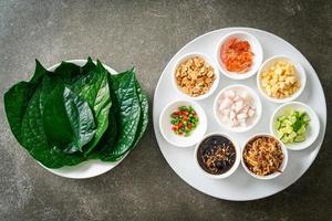 miang kham - un antipasto con involucro di foglie reali foto