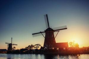 tradizionali mulini a vento olandesi dal canale Rotterdam. Olanda foto