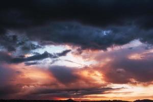 cielo colorato con sfondo sole in montagna. tramonto Alba. foto