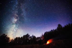 fantastica pioggia di meteoriti invernali e le montagne innevate. foto